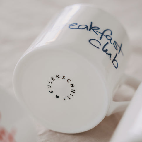 Unterseite der Tasse mit Logo „Eulenschnitt“ und kleinem Herz am Boden