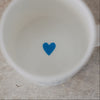 Innenansicht einer weißen Tasse mit kleinem hellblauen Herz am Boden