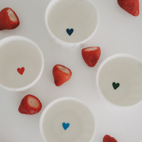 Becher mit Herzmotiv von oben, innen Herzdetail sichtbar, mit Erdbeeren dekoriert