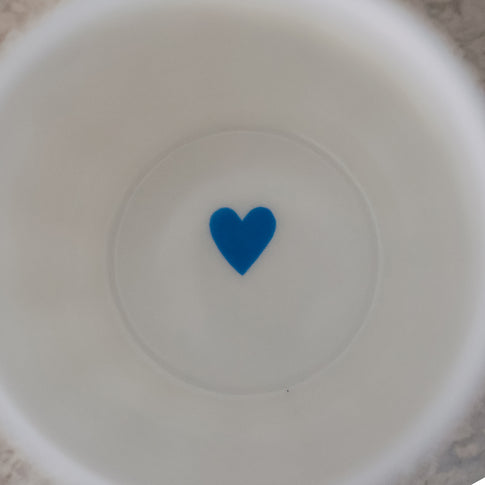 Innenansicht Becher mit kleinem blauem Herz am Boden, minimalistischer Keramikbecher