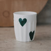 Weißer Keramikbecher mit großem grünem Herz, schlichtes modernes Design