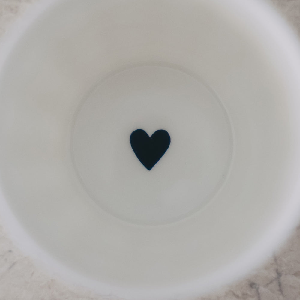 Innenansicht Keramikbecher mit kleinem Herzmotiv am Boden