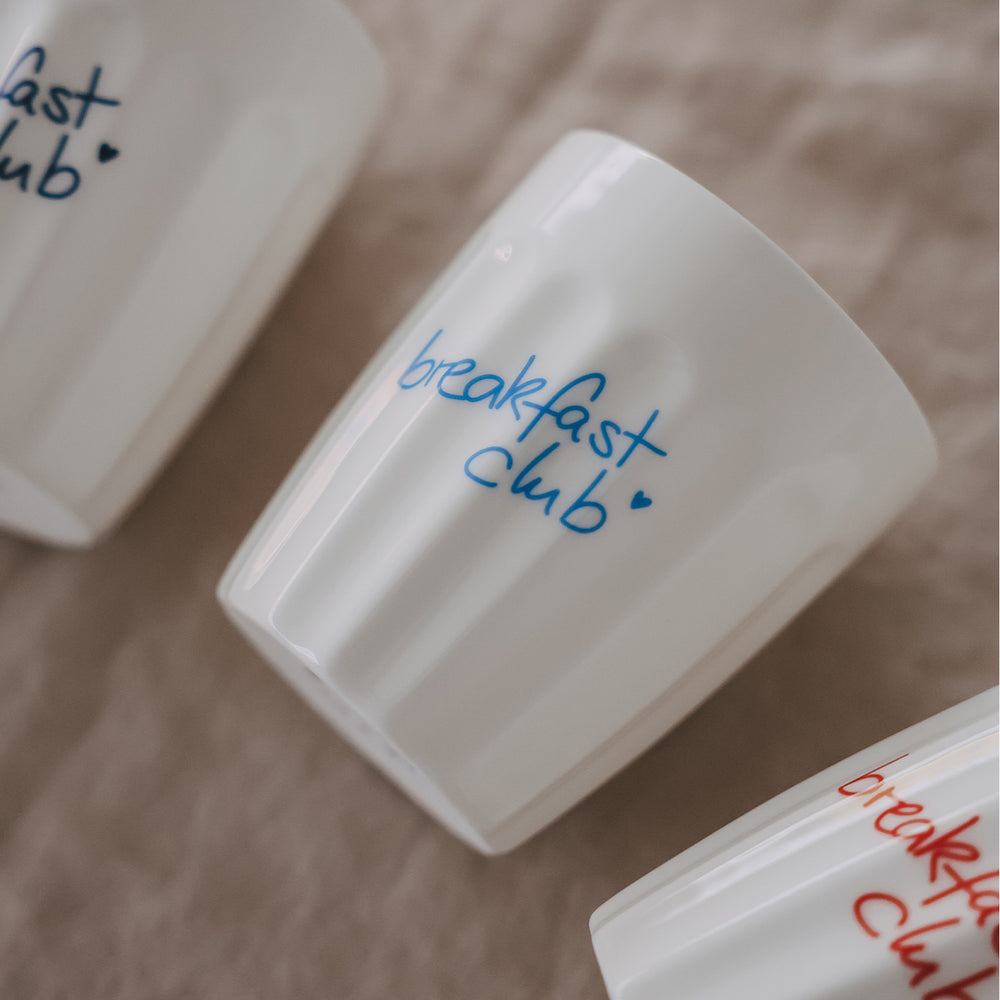 Detail Keramikbecher „breakfast club“ mit blauem Schriftzug, modernes Design