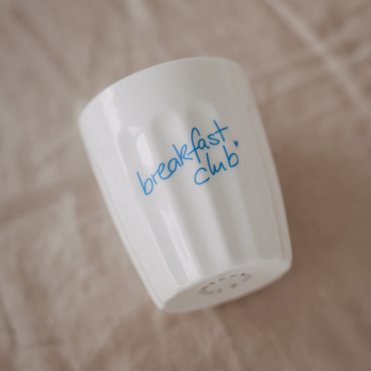 Weißer Keramikbecher „breakfast club“ in Blau, schlichtes Design