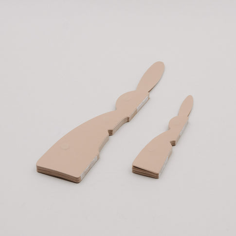 Flachliegende Papierhasen-Einzelteile in Naturfarbe für das 2er-Set, bereit zum Auffalten.