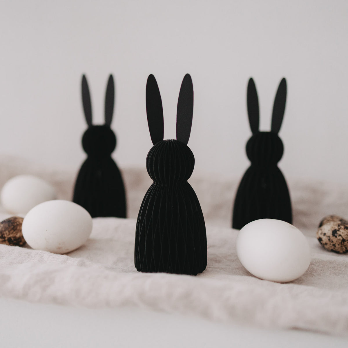 Osterdeko Schwarz: Papierhasen 3er Set