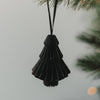 Schwarze Papiertanne mit Faltoptik als Christbaumschmuck am Weihnachtsbaum