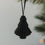 Schwarze Papiertanne mit Faltoptik als Christbaumschmuck am Weihnachtsbaum