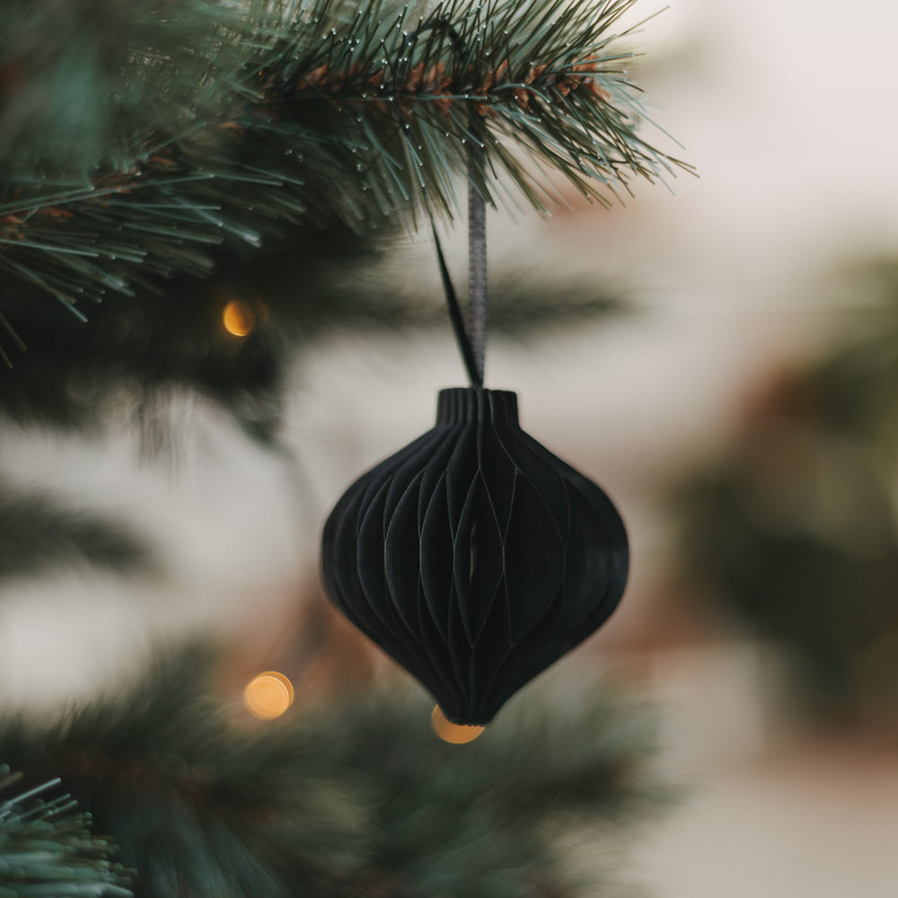 Schwarzer Papieranhänger in Kugelform als moderner Christbaumschmuck