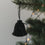 Schwarze Papierglocke als Weihnachtsanhänger am festlich geschmückten Christbaum