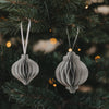 Graue Papieranhänger in Kugelform als stilvoller Christbaumschmuck