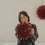 Rote Papierschneeflocke 30 cm wird als festliche Weihnachtsdekoration aufgefaltet