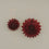 Rote Papierschneeflocken in 30 cm und 45 cm als festliche Wanddekoration mit Lichterkette