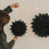 Schwarze Papierschneeflocke 30 cm neben 45 cm Variante als stilvolle Wanddekoration