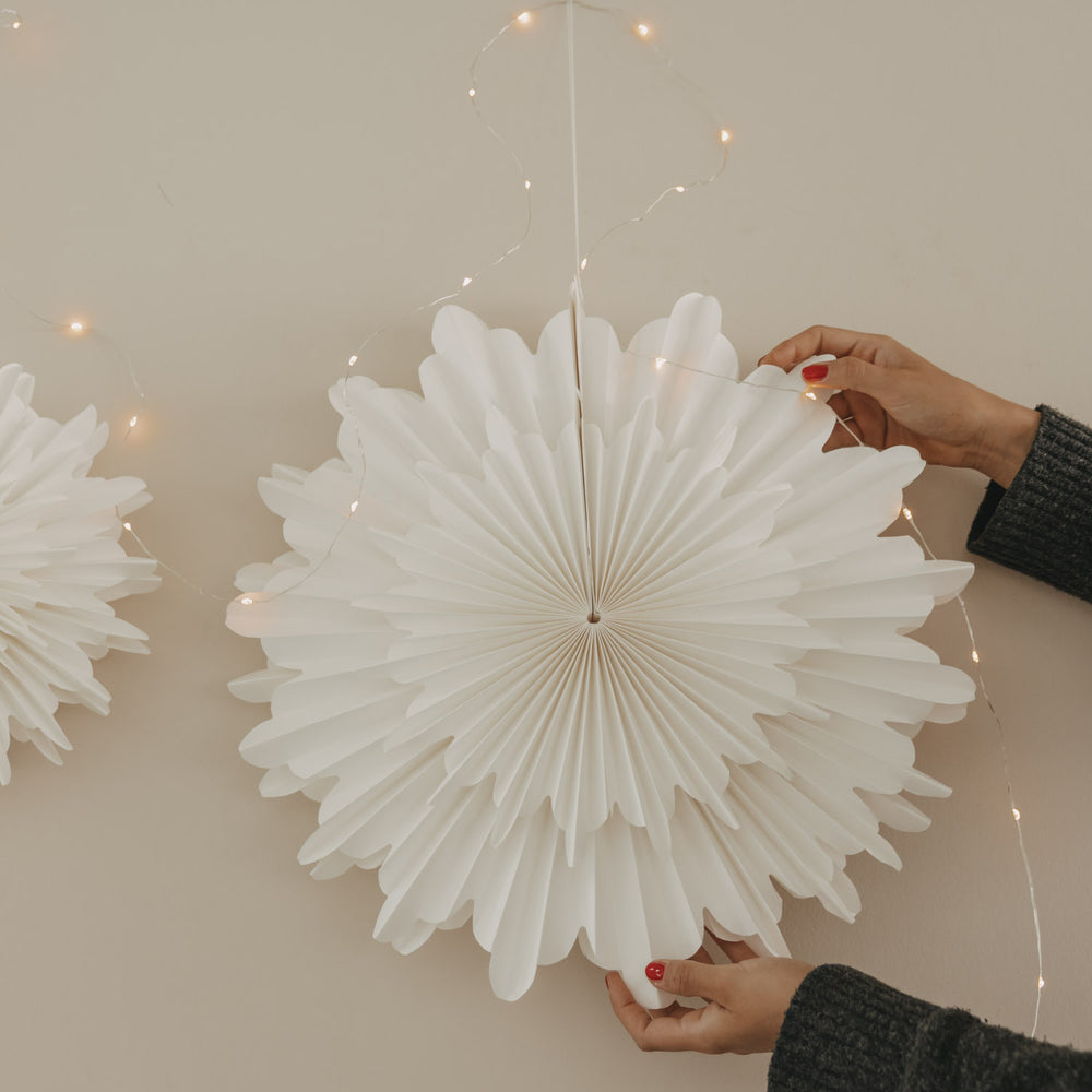 Weiße Papierschneeflocke 45 cm wird an der Wand dekoriert