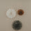 Weiße, braune und graue Papierschneeflocken als festliche Wanddekoration