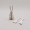Naturfarbener Papierhase mit zwei ungefalteten Hasenformen aus dem 3er-Set von Eulenschnitt.