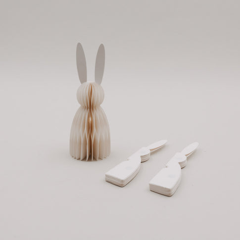 Naturfarbener Papierhase mit zwei ungefalteten Hasenformen aus dem 3er-Set von Eulenschnitt.