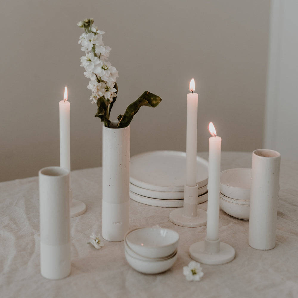 Moderne Steingut Vase mit Love-Prägung