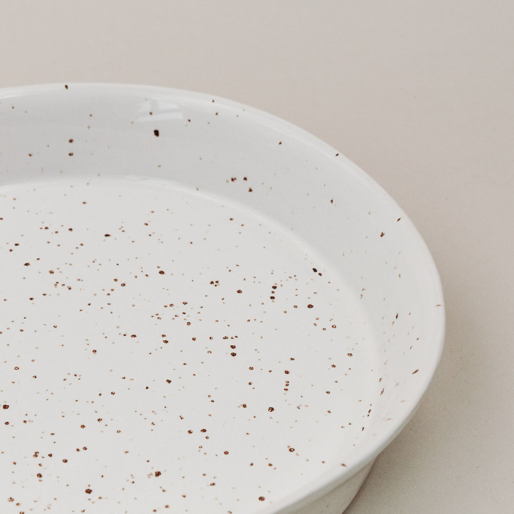 Detailaufnahme der gesprenkelten  Steingutschale Calma