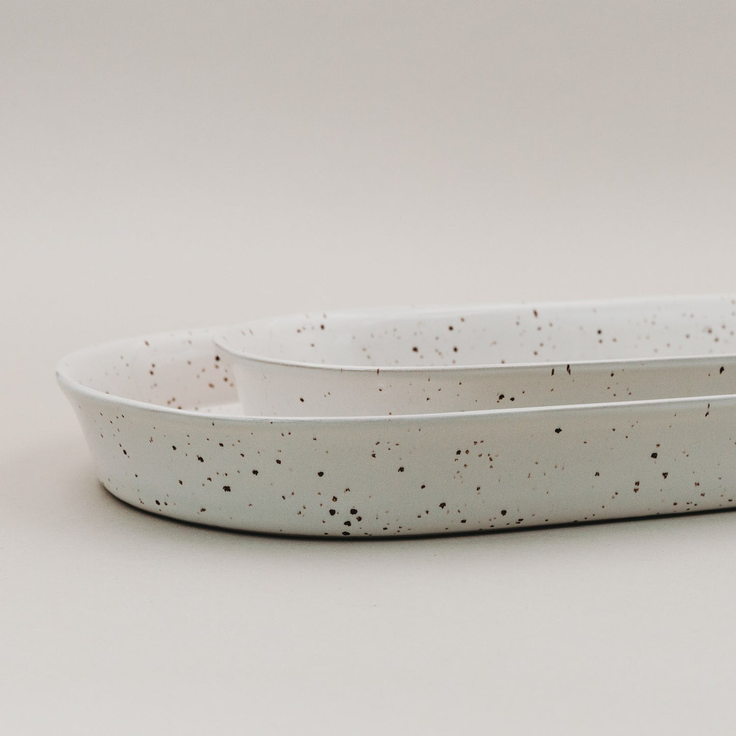 Seitliche Ansicht zweier ineinandergelegter Calma Servierschalen