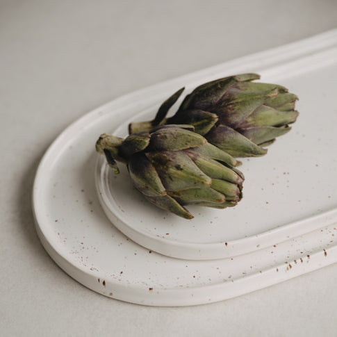 Artischocken dekorativ auf der großen und kleinen Servierplatte Calma arrangiert