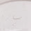 Herzdetail des Calma Speisetellers in Cremeweiß mit feinen Sprenkeln und erhabener Prägung