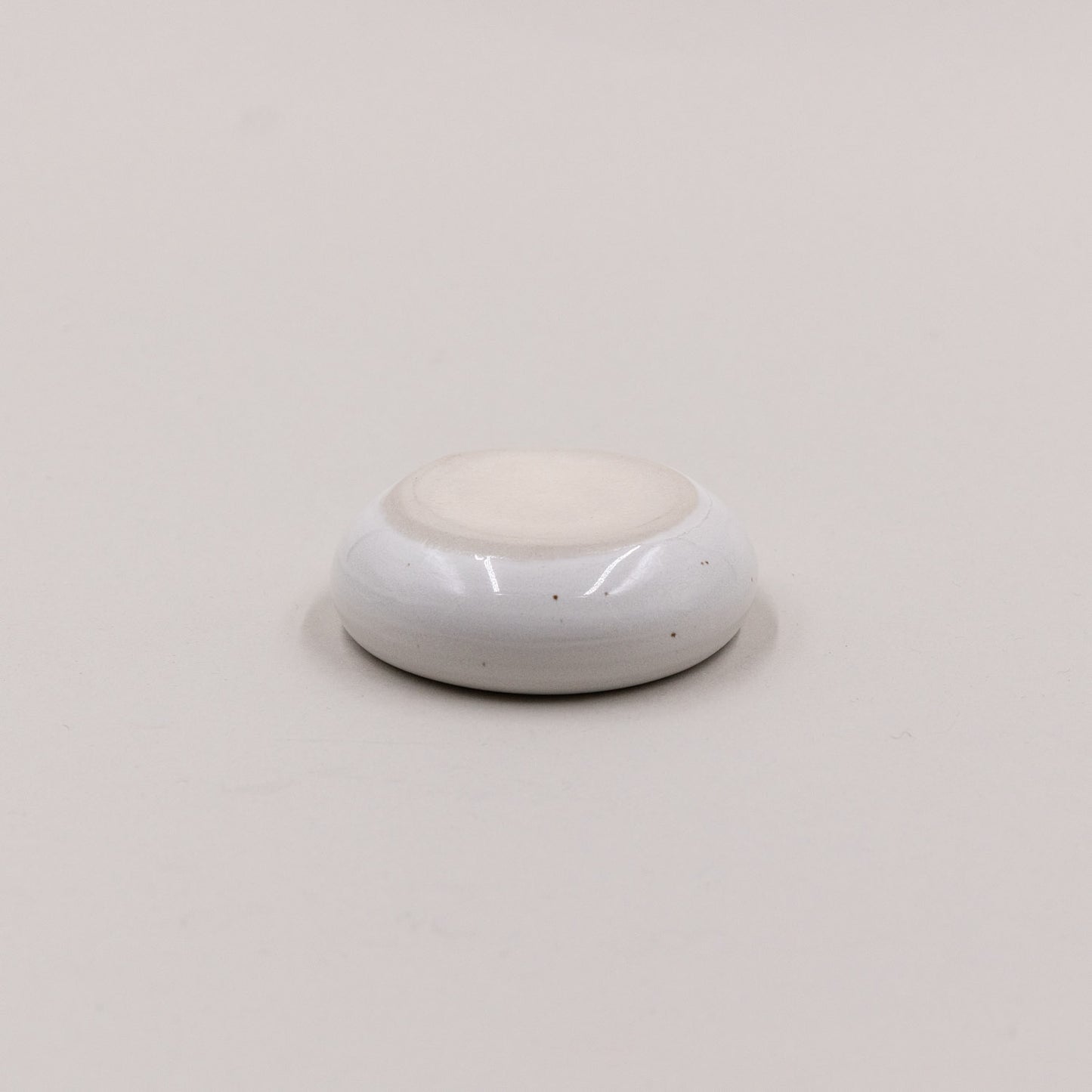 Unterseite des Eierbechers Calma – handgemachte Optik mit unglasierter Standfläche für stabilen Halt.