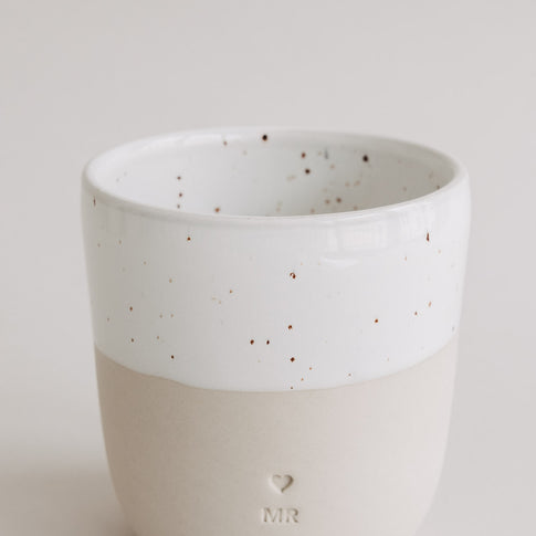 Detailansicht des MR-Bechers mit weißer gesprenkelter Glasur und glatter Keramikkante.