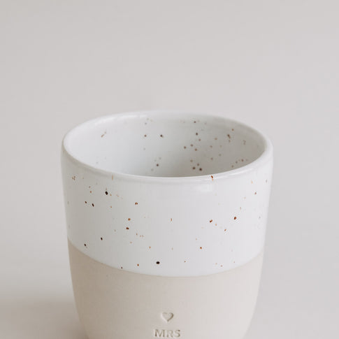Detailaufnahme des MRS Keramikbechers mit weißer gesprenkelter Glasur.