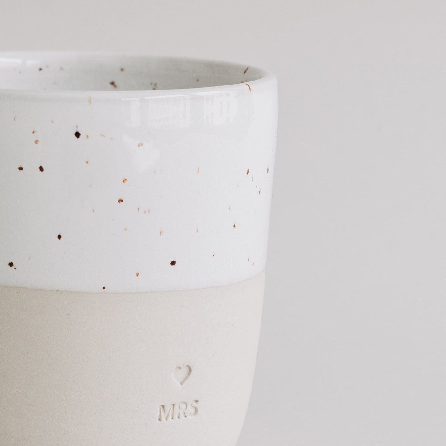 Nahaufnahme des unteren Teils vom MRS Becher mit Herz und Schriftzug.