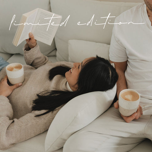 Frau liest Buch und hält Mama Becher, gemütliche Szene mit Kaffee, Limited Edition