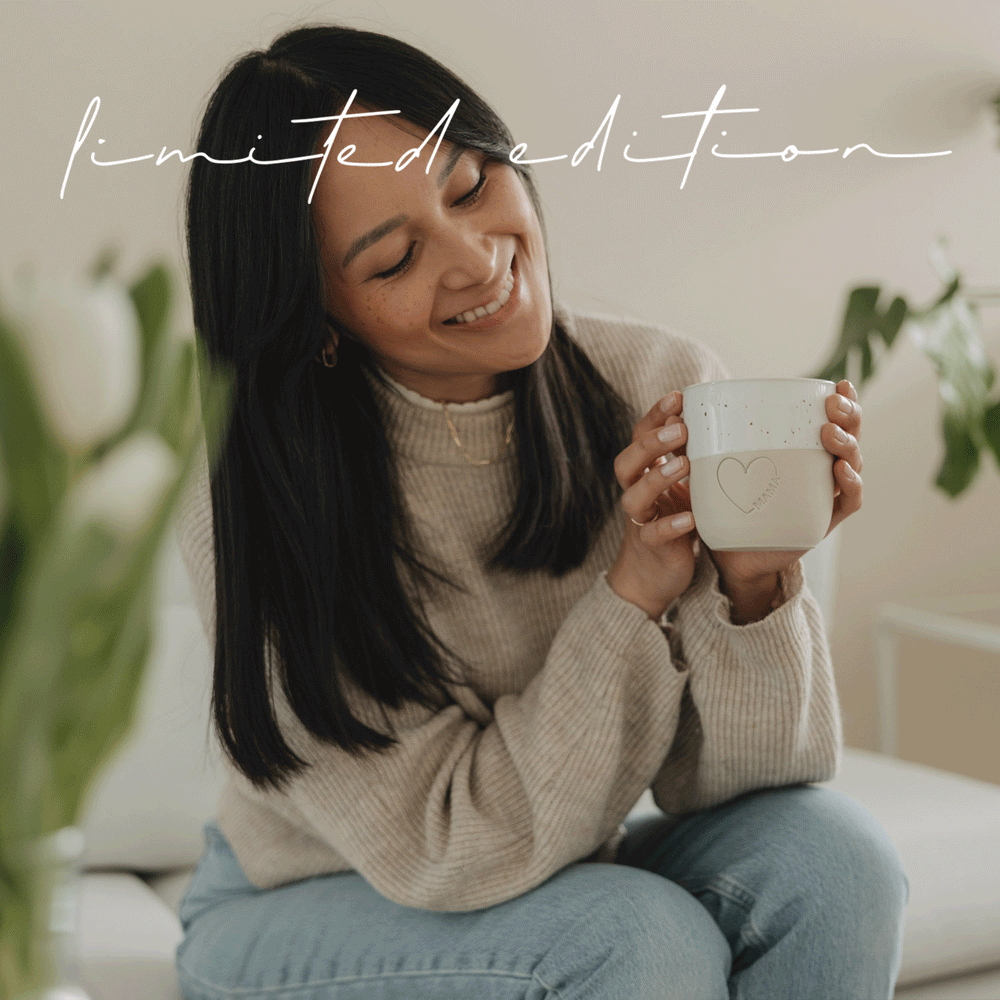 Limitierter Becher großes Herz Mama, Limited Edition von Eulenschnitt, langsam rotierende Produktansicht als GIF.