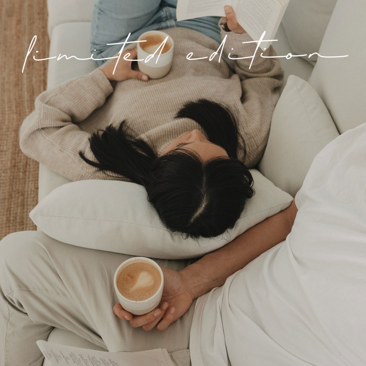 Frau liest Buch mit Mama Becher, Mann hält Papa Becher, entspannte Szene, Limited Edition