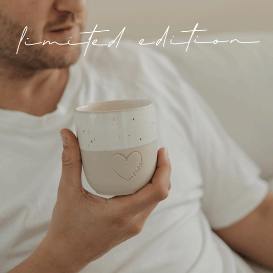 Limitierter Becher großes Herz Papa, Limited Edition von Eulenschnitt, langsam rotierende Produktansicht als GIF.