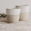 Zwei Keramik Mini Becher mit Herzprägung in Beige Weiß, handgefertigter Look auf Leinentuch