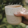 Keramikbecher „Hello Sunshine“ Limited Edition draußen gehalten, Mini Mug im Natursetting