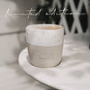 Keramikbecher „Hello Sunshine“ Limited Edition auf Tisch, Mini Mug in Beige Weiß mit Sprenkelglasur