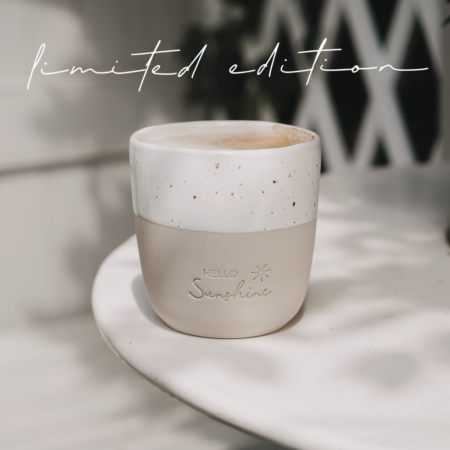 Keramikbecher „Hello Sunshine“ Limited Edition auf Tisch, Mini Mug in Beige Weiß mit Sprenkelglasur