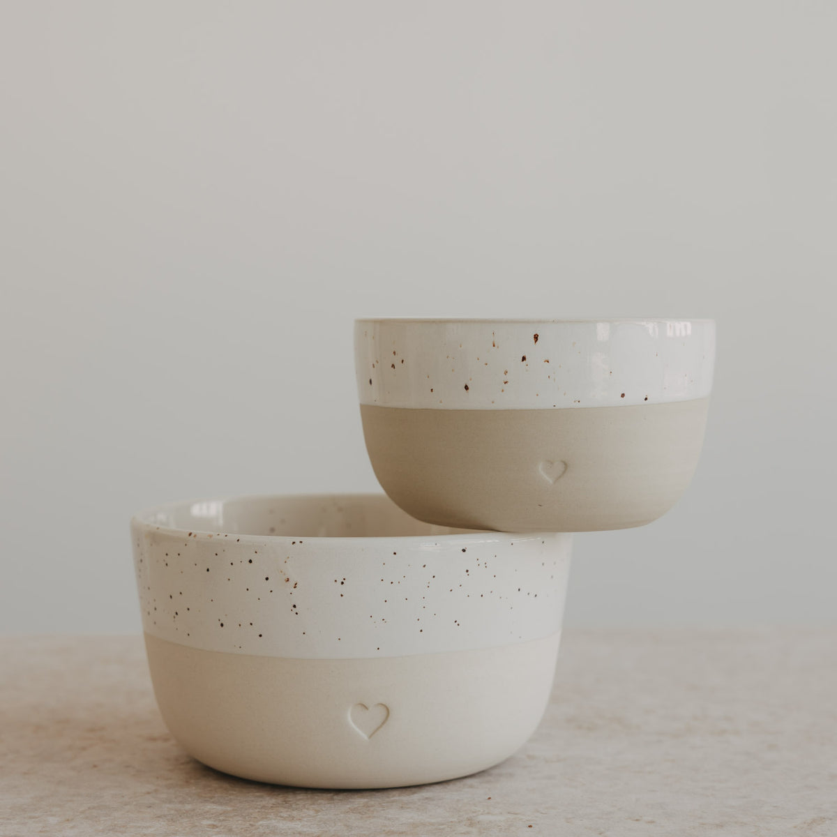 Keramikschale mit Herz in zwei Größen, beige mit weißer gesprenkelter Glasur