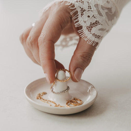 Keramik-Schmuckablage mit Ringhalter und Schmuck in Gold und Silber
