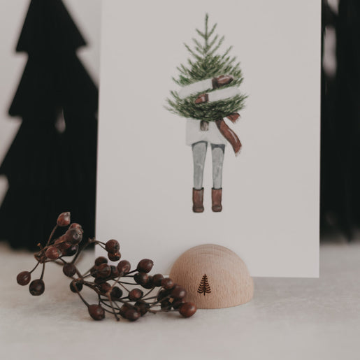 Holz-Kartenständer mit Tannen-Motiv, festlich dekoriert mit Postkarte und Beeren