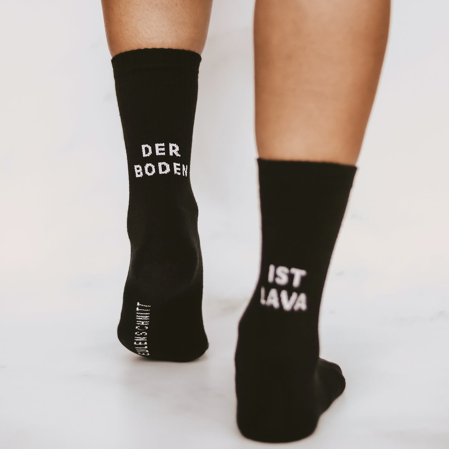 Socken Der Boden ist Lava schwarz