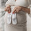 Schwangere zeigt Babysocken „Kleiner Bruder“ vor dem Babybauch