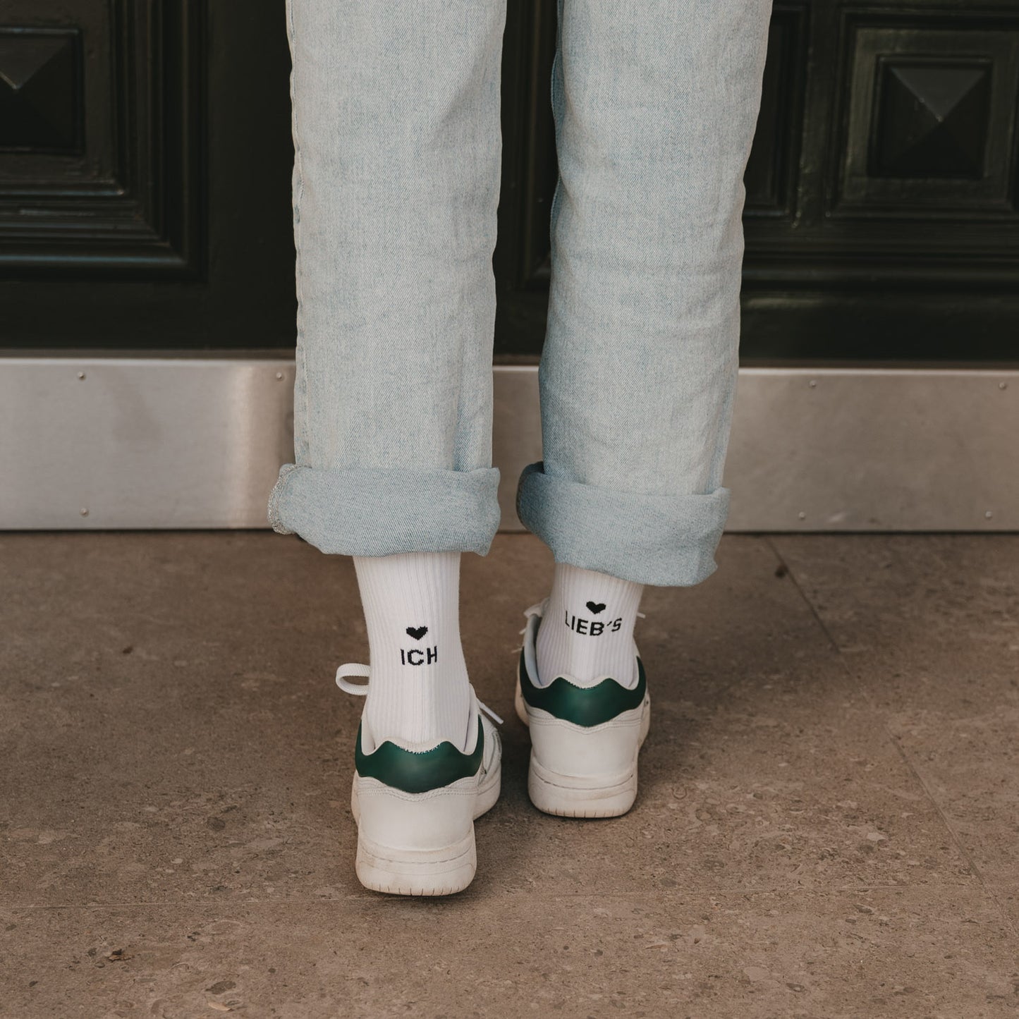 Weiße Socken „Ich lieb’s“ mit Herzdetail getragen zu Jeans und Sneakern