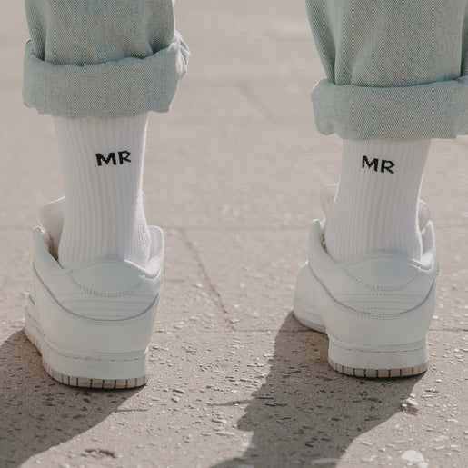 Weiße Socken „MR“ getragen zu Sneakern und Jeans im Alltag