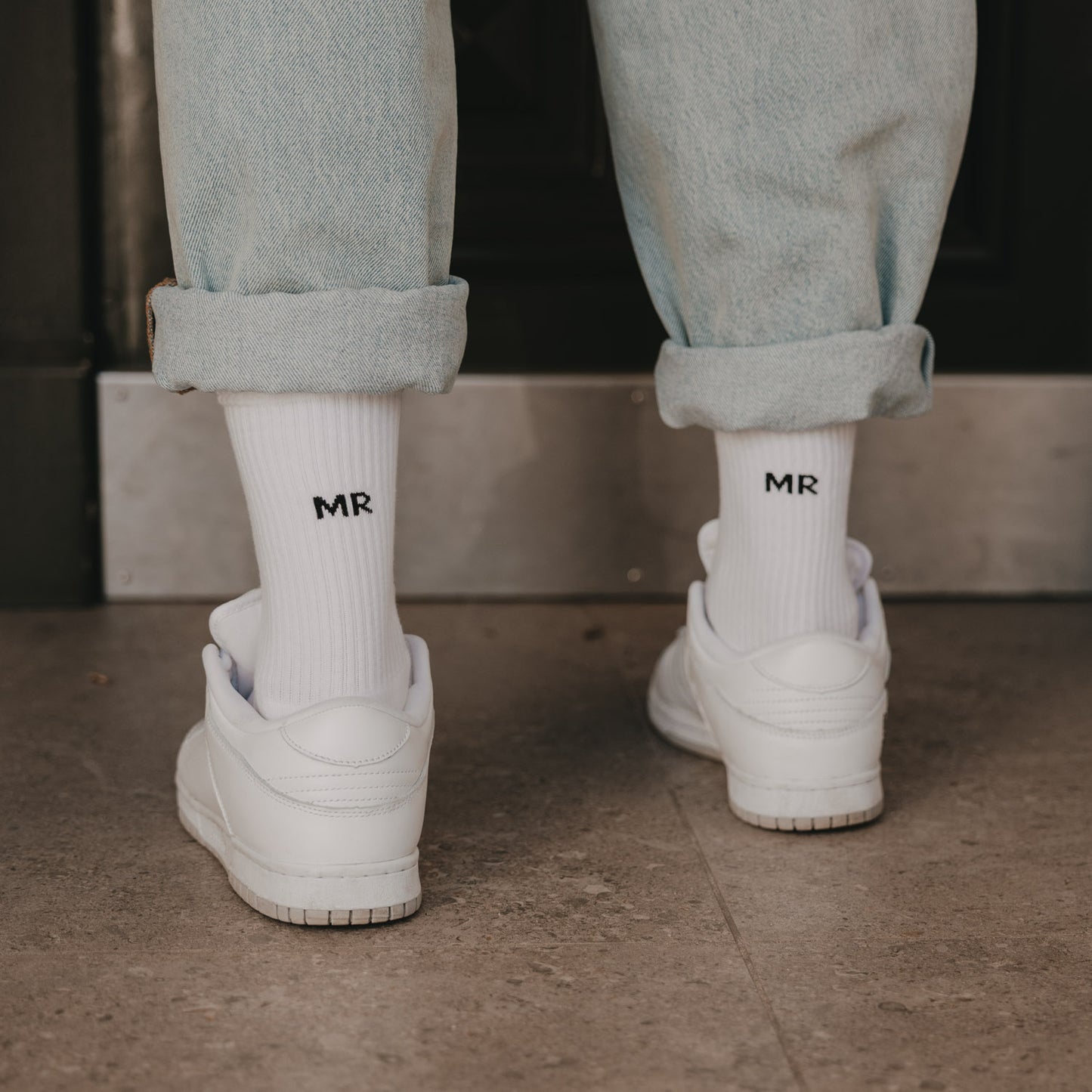 Rückansicht weißer Socken mit „MR“ Schriftzug kombiniert mit Sneakern