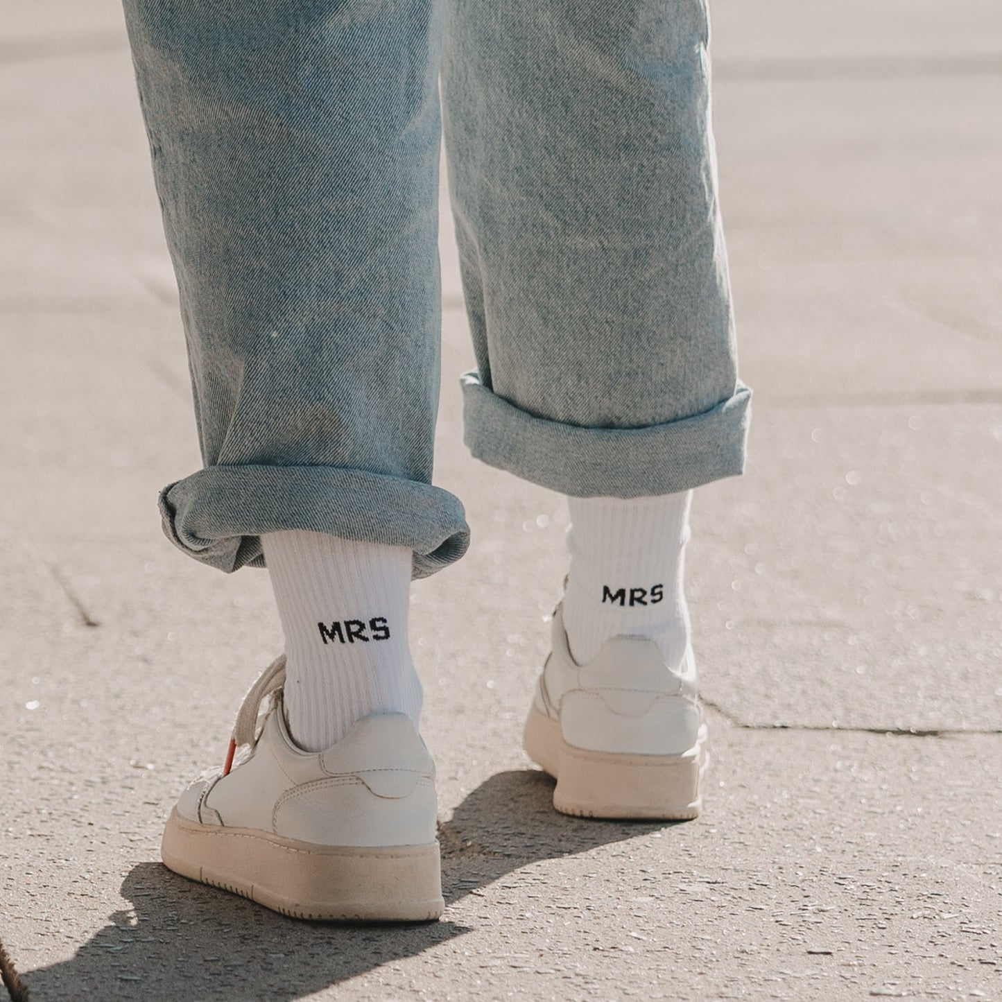 Rückansicht weißer Socken „MRS“ kombiniert mit Sneakern im Alltag