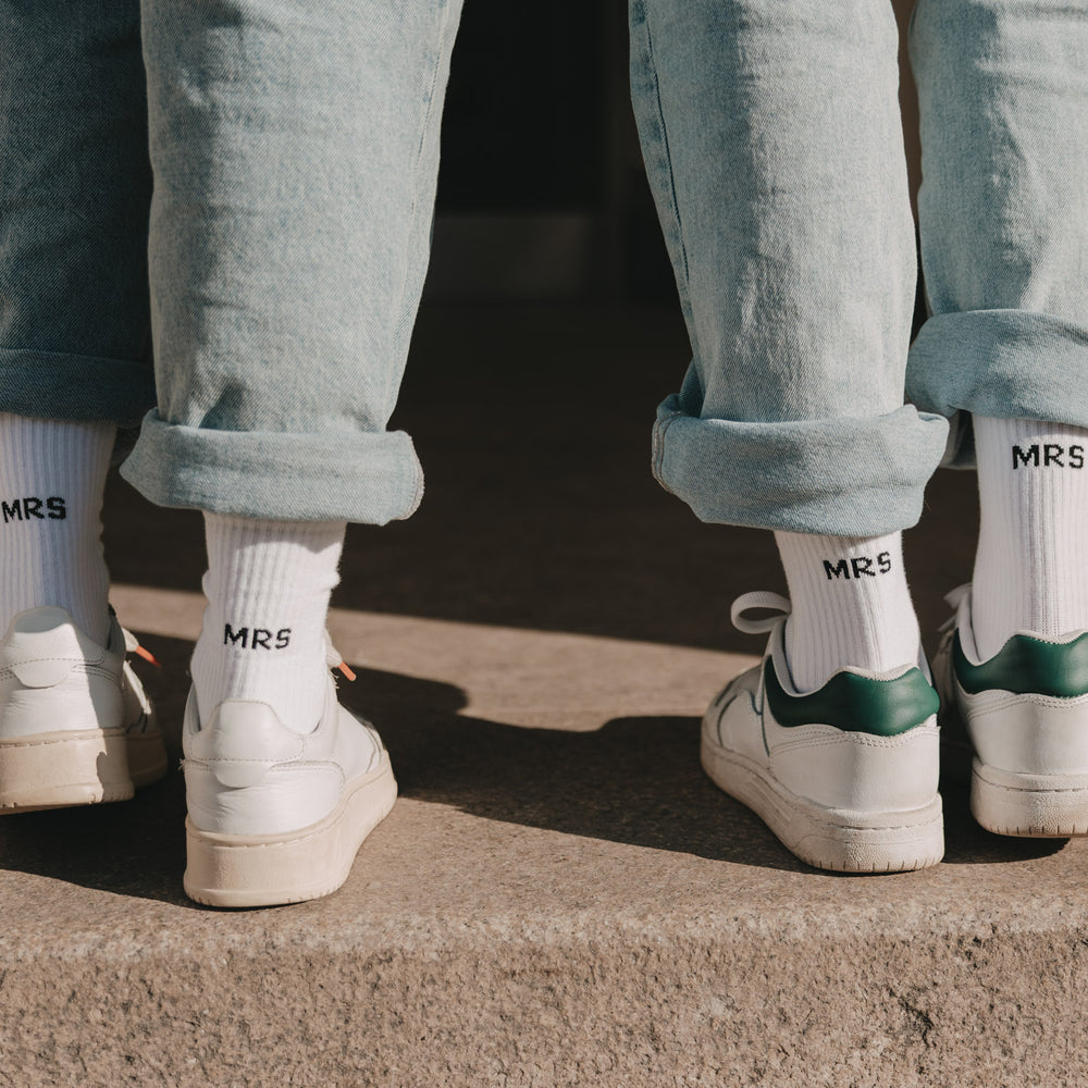 Partnerlook mit weißen Socken „MRS“ und „MRS“ im Alltag