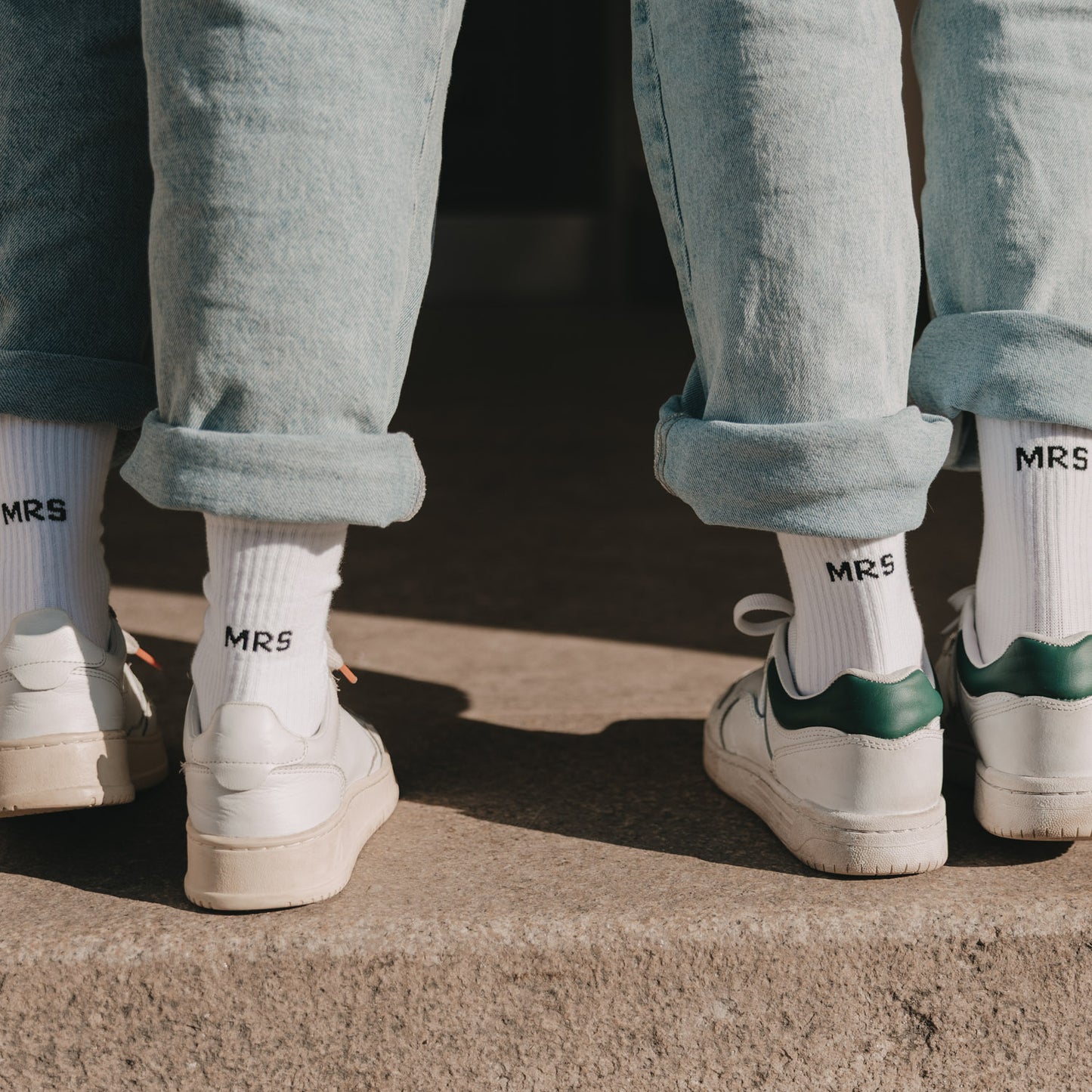 Partnerlook mit weißen Socken „MRS“ und „MRS“ im Alltag